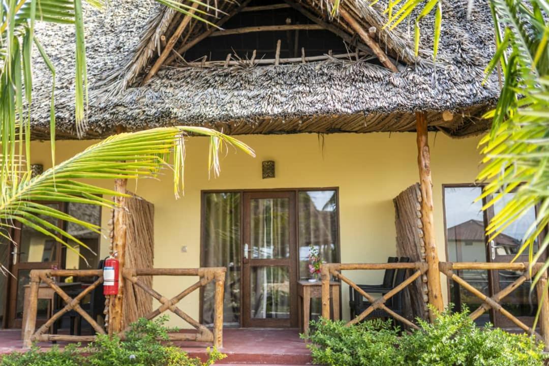 Weavers Lodge Pongwe Extérieur photo